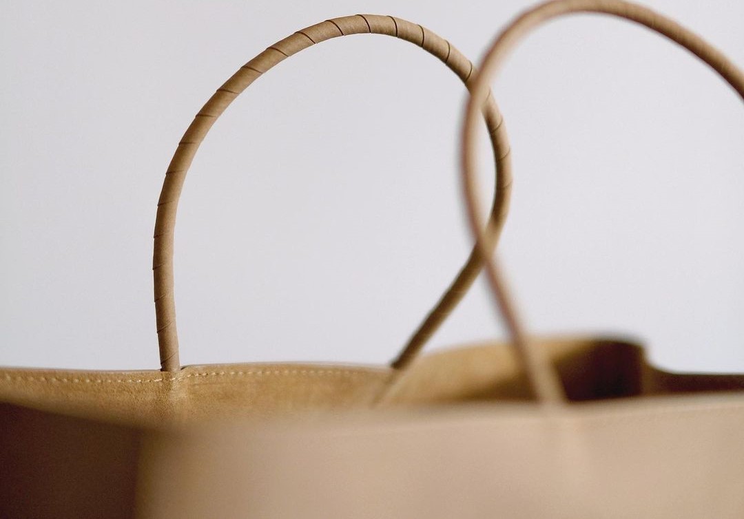 Bottega Veneta представила нову шкіряну сумку.